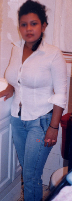 Date this hot Honduras girl Cludya from  N2326