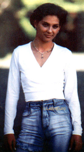 Date this cute Brazil girl Kenya from PORTO ALEGRE B9666