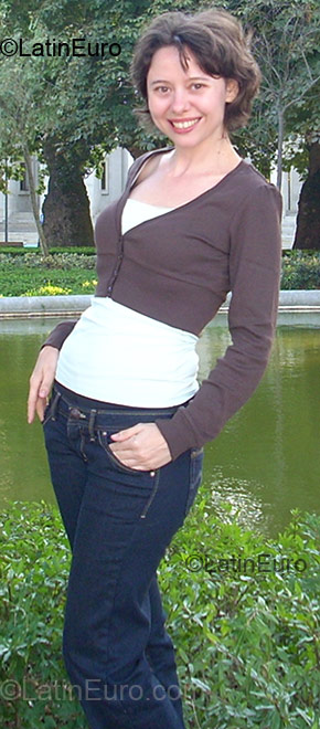 Date this voluptuous Portugal girl Ainavide from Porto PT11