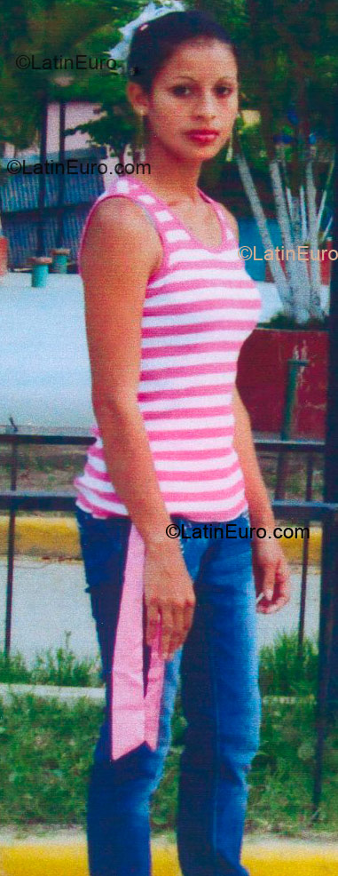 Date this attractive Honduras girl Laura Yamileth from Quimistan HN171