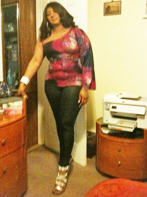 Date this nice looking United States girl Santy from Danbury US8365