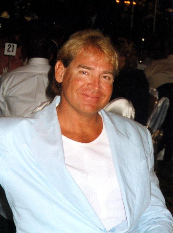 Date this tall United States man Hawaiiborn from Honolulu US8520