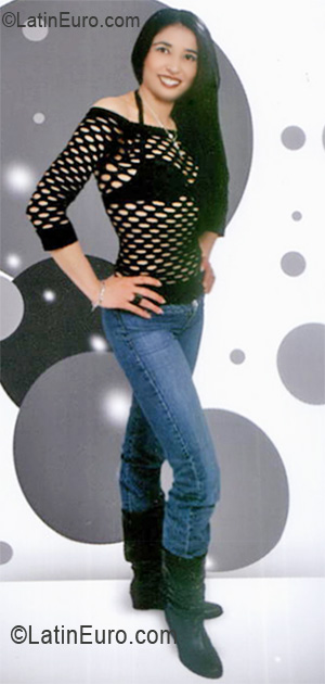 Date this attractive Colombia girl Angelique from Bogota CO16896