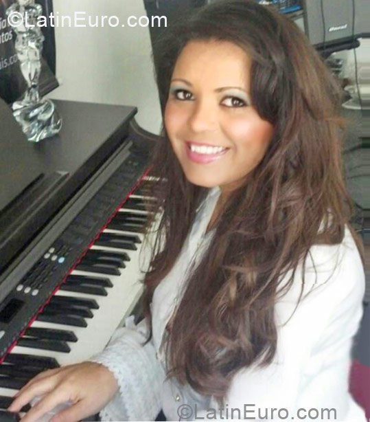 Date this attractive Brazil girl MEM from Curitiba BR6678