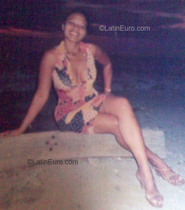 Date this attractive Honduras girl Aurora guzman f from La Ceiba HN690