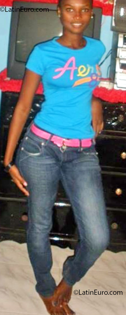 Date this foxy Jamaica girl Anikie from Spanish Town JM904