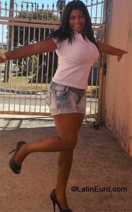 Date this attractive Brazil girl Claudia from Brasilia BR8665