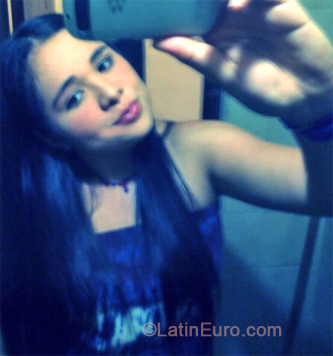 Date this nice looking Colombia girl Daniela from Cali CO14967
