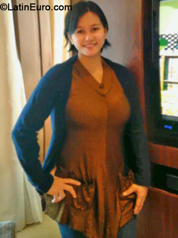 Date this foxy Philippines girl Jenny from Manila PH676