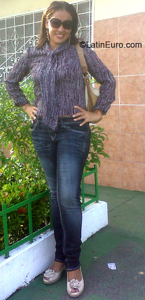 Date this voluptuous Honduras girl Reyna from La Ceiba HN1199