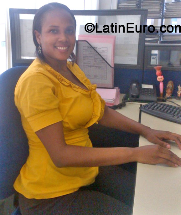 Date this nice looking Colombia girl MAGNOLIA from Buenaventura CO16151