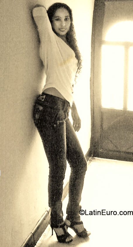 Date this cute Colombia girl Yeimi from Cali CO16490