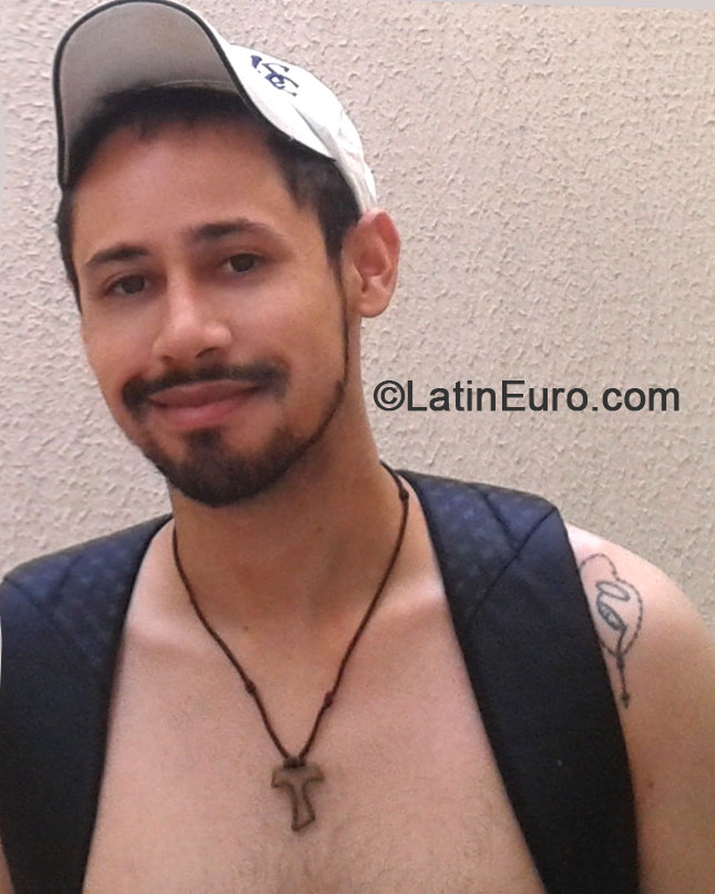 Date this good-looking Brazil man Lucas from Uberlandia BR9056