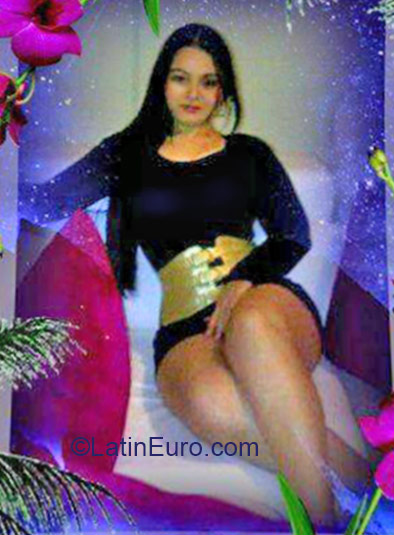 Date this nice looking Colombia girl Adriana from Cali CO17024