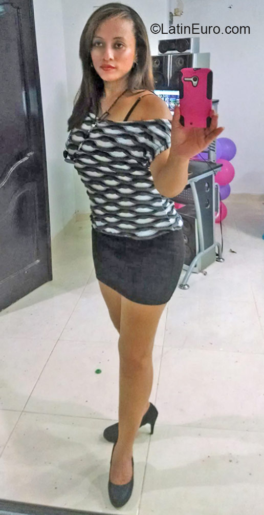 Date this voluptuous Colombia girl Loly from Lorica CO17159