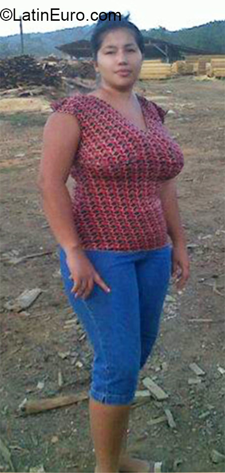 Date this nice looking Honduras girl Evelin from Roatan HN1532