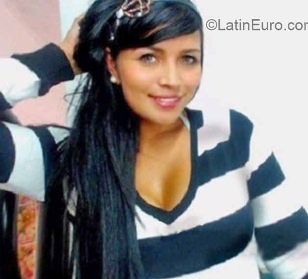 Date this good-looking Colombia girl Carolina from Medellin CO17504