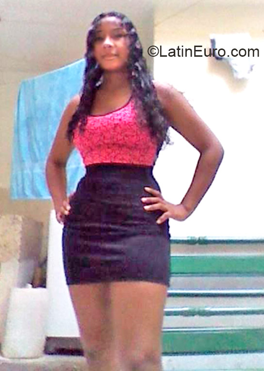 Date this hard body Colombia girl Yurani from Cali CO17524