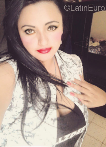 Date this pretty Honduras girl Lesly from Tegucigalpa HN1636