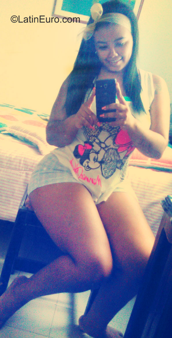 Date this pretty Colombia girl Andrea from Cali CO17807