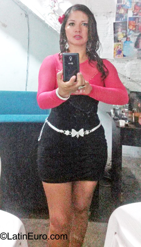 Date this nice looking Colombia girl Nora from Cali CO17929