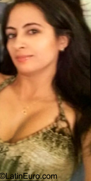 Date this charming Colombia girl Adriana from Cali CO18044