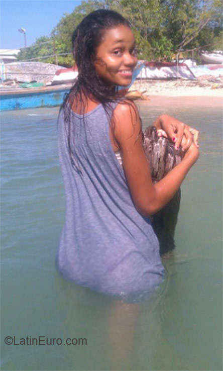 Date this pretty Dominican Republic girl Naylis from Barahona DO23712