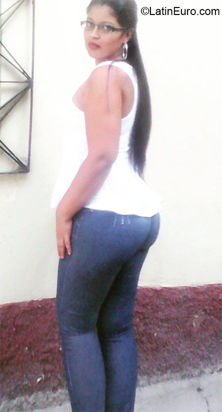 Date this attractive Honduras girl Lizeth from San Pedro Sula HN1908