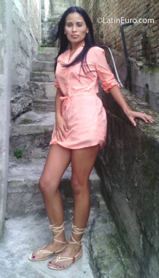 Date this passionate Colombia girl Maryauri from Cali CO18583