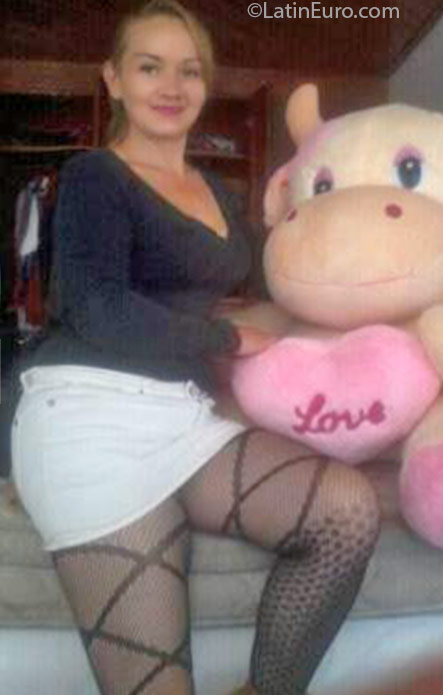 Date this good-looking Colombia girl Gina from Bogota CO18798