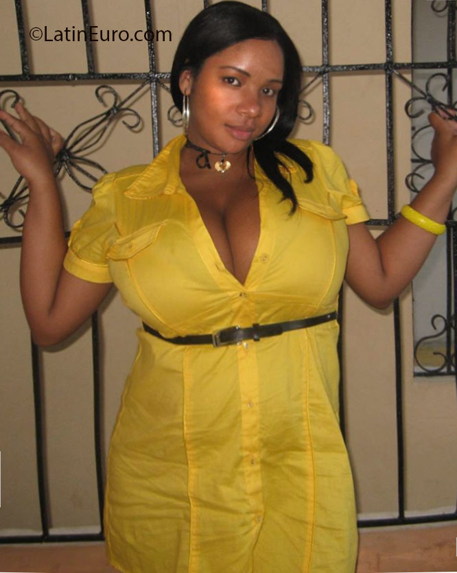 Date this good-looking Dominican Republic girl Julisa from Santiago DO40581
