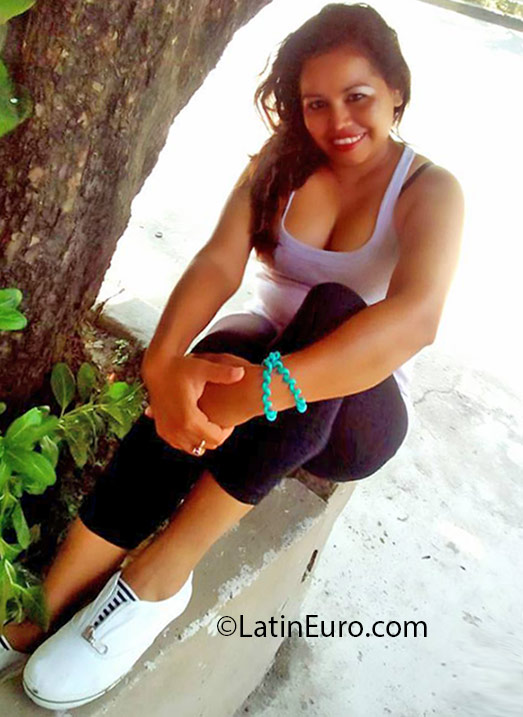 Date this nice looking Honduras girl Dairla from San Pedro Sula HN2173