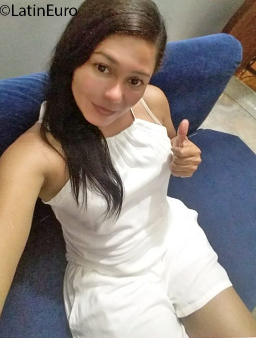 Date this charming Colombia girl Lenis from Santa marta CO18957