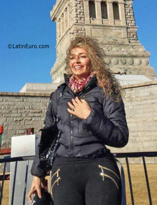 Date this hot Brazil girl Catherin from  CO19000