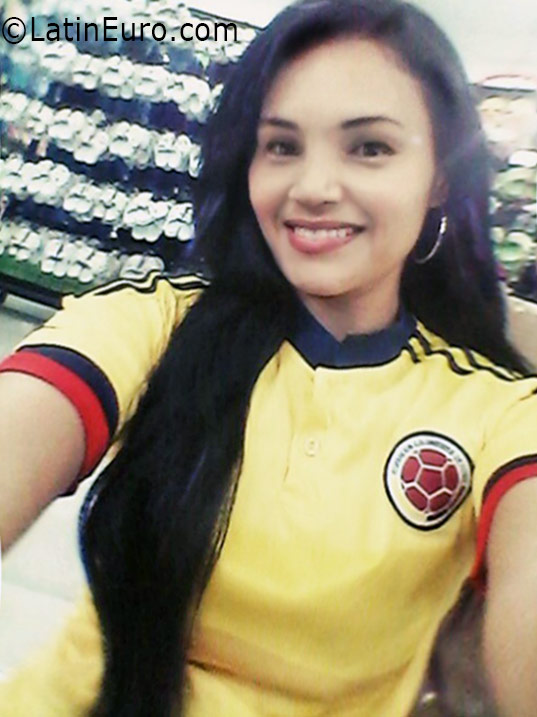 Date this pretty Colombia girl Leydis from Barranquilla CO19087
