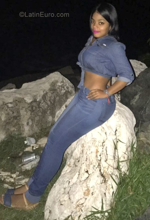 Date this nice looking Dominican Republic girl Johanna from Santo Domingo DO29977