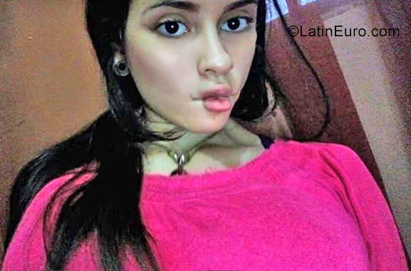 Date this sensual Venezuela girl Fernanda from Caracas VE942
