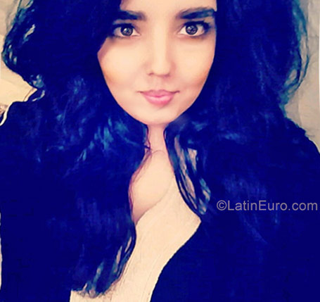 Date this nice looking Morocco girl Hakima from Marrakech MA26