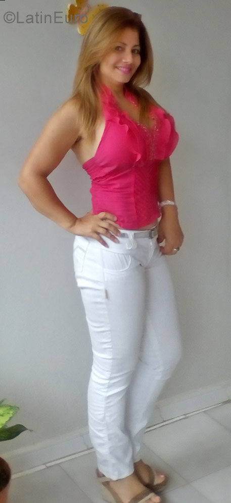 Date this attractive Venezuela girl Leliia from Valencia VE1015