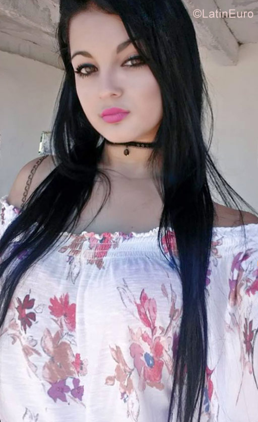 Date this pretty Cuba girl Silvia from Holguin CU146