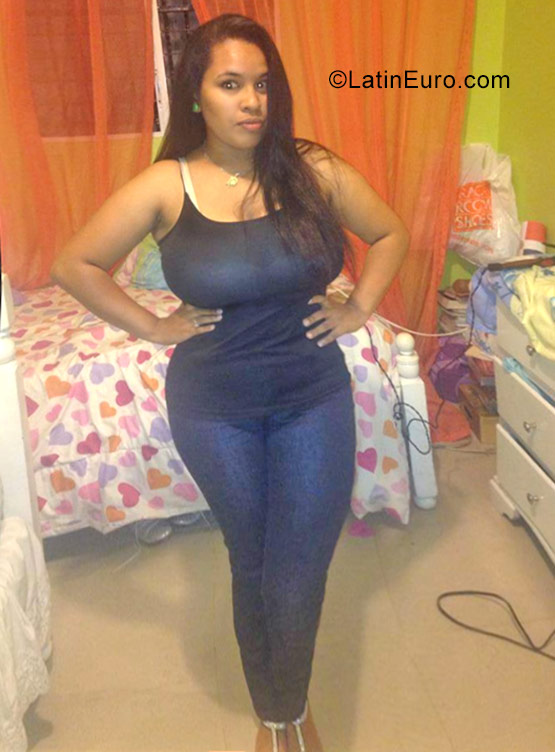 Date this hard body Dominican Republic girl Carmin from Moca DO30599