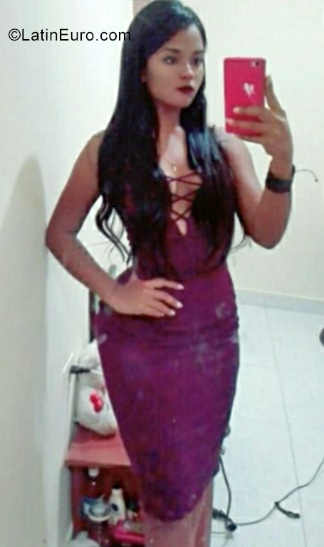 Date this gorgeous Colombia girl Laura from Cartagena CO22767