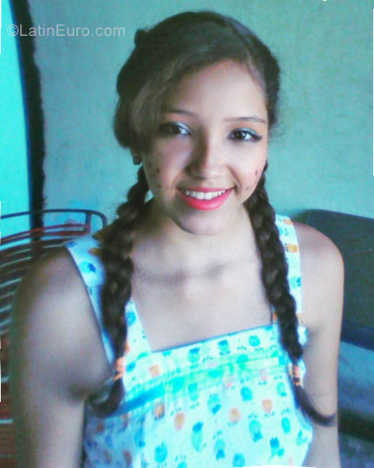Date this attractive Venezuela girl Yusnaeth from Valencia VE1195