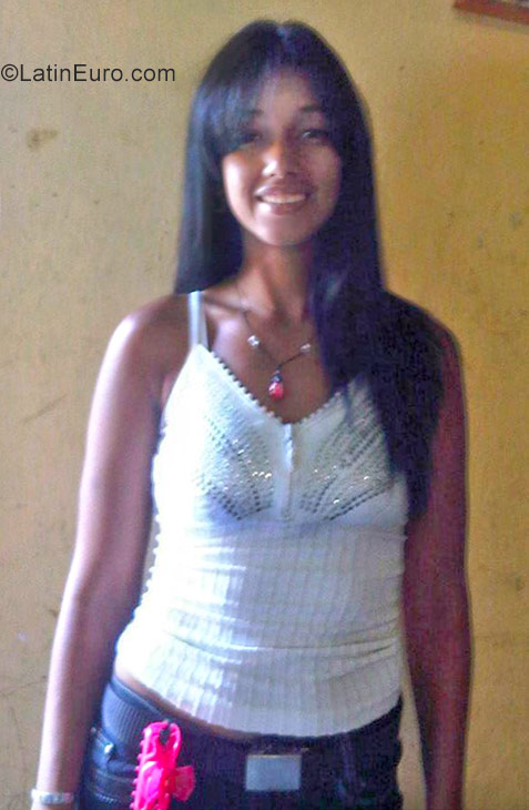 Date this georgeous Venezuela girl Karilena from Valencia VE1203