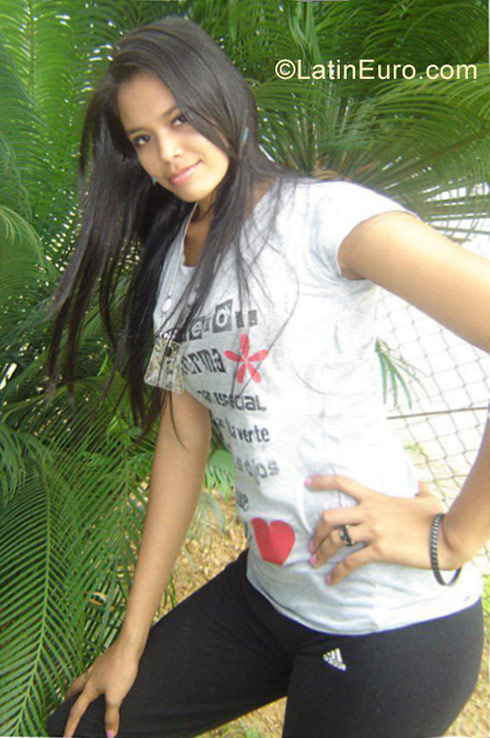 Date this foxy Venezuela girl Nacarie from Anzoategui VE1219