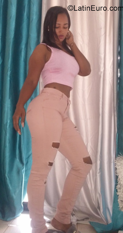 Date this sultry Dominican Republic girl Dahiana from Santo Domingo DO31113