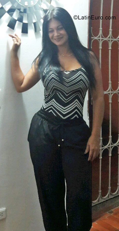 Date this happy Colombia girl Maria from Barranquilla CO23253