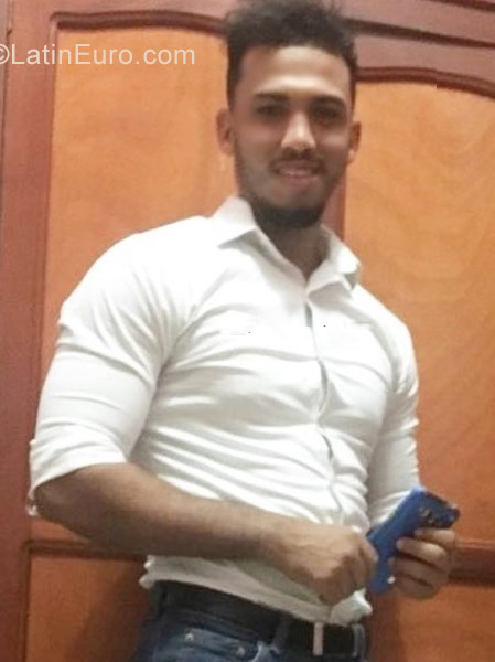 Date this athletic Dominican Republic man Antonio from Santo Domingo DO31678