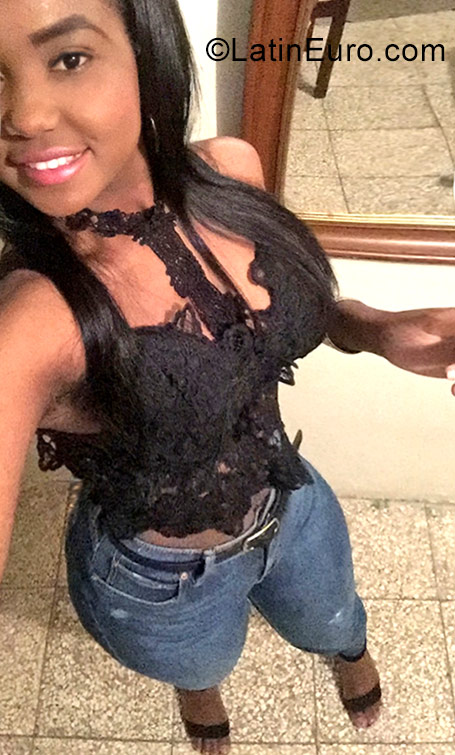 Date this happy Dominican Republic girl Manuela from Santo Domingo DO31897