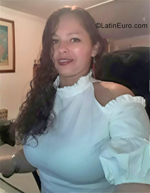 Date this delightful Colombia girl Lina from Bogota CO23627